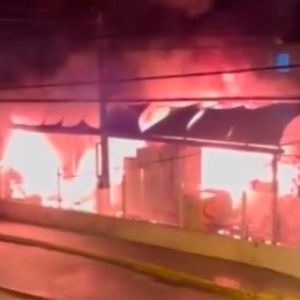 Incêndio destrói comércio e mobiliza equipes de socorro durante a madrugada
