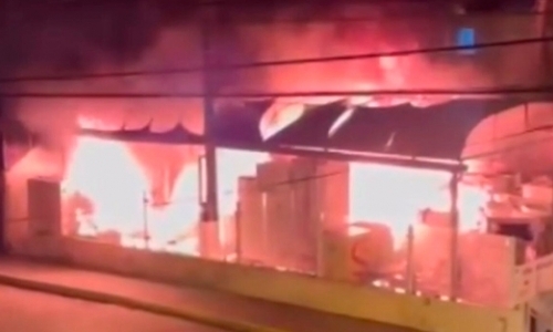 Incêndio destrói comércio e mobiliza equipes de socorro durante a madrugada