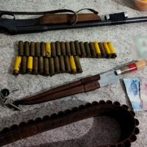  “Pensei que fossem meus inimigos”, diz rapaz preso por estar armado