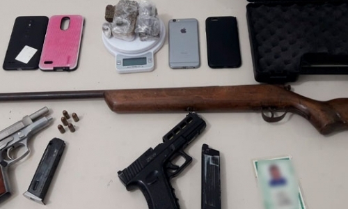 Usuário entrega traficante; armas e drogas são localizadas