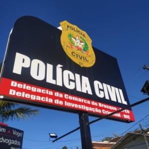 Bar é assaltado, dono é amarrado e criminosos capotam carro em fuga