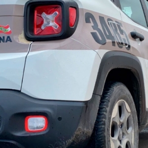 Vítima de roubo corre atrás de assaltante e testemunha ajuda a reconhecer autor