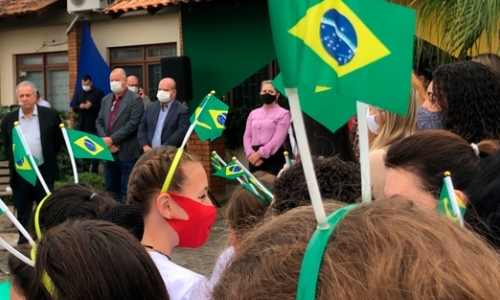 Apresentações e homenagens marcam o início da semana da pátria em Tijucas