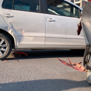 Conduzindo moto sem habilitação, adolescente colide contra carro e fica ferida