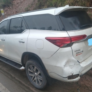 Rapaz de 23 anos bate moto em caminhonete na SC-410