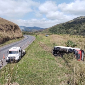 Imagens mostram estado em que ficou caminhão de Tijucano que tombou em rodovia