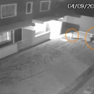 Mãe com bebê no colo e criança de três anos são agredidas e expulsas de residência