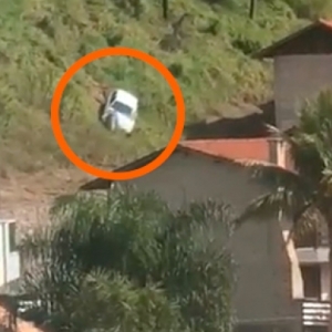 Motorista perde o controle da direção, sai da pista e capota em barranco