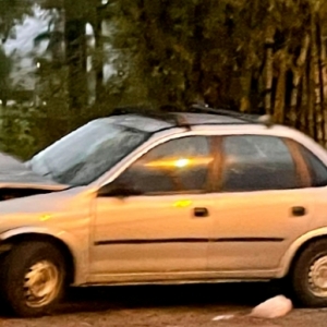 Homem perde controle da direção e colide contra poste em avenida
