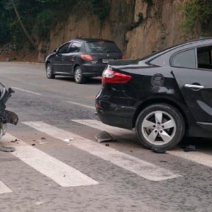 Vereador invade contramão e colide contra veículo; havia latas de bebida no carro