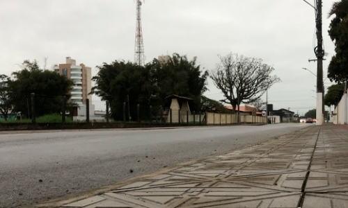 Quarta-feira pós-feriado terá chuva e alerta para temporais isolados 