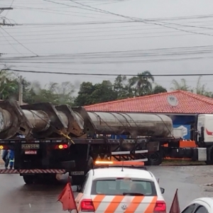 SC-410 é bloqueada após carreta bater em poste da rede elétrica