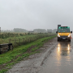 AGORA: Carro sai de pista após aquaplanagem na BR-101 em Tijucas