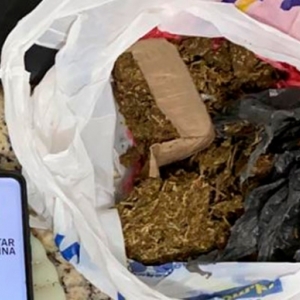 Traficantes recebem drogas, mas são impedidos de vender após ação policial