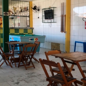 Criminosos armados entram em quadra de futebol e roubam clientes