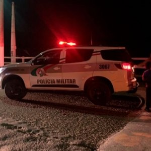 Totalmente alterada, mulher é detida após agredir filho, fugir e ser perseguida