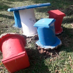 Praça pública reformada há menos de um mês é destruída por vândalos 