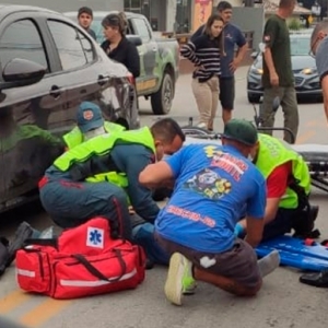 Motociclista colide na traseira de automóvel e fica ferido 