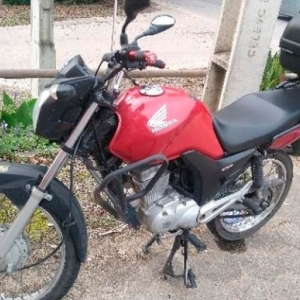 Passageira de moto fica ferida após veículo colidir contra carro em rodovia