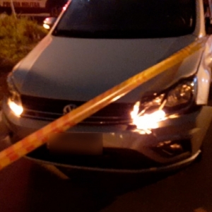 Motociclista não percebe carro transitando em via preferencial e é atingido