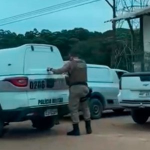 Carro com registro de furto é recuperado e dois jovens são detidos