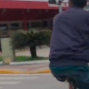 Populares perseguem autor de furto e fazem vídeo do criminoso