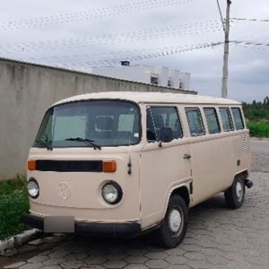Kombi com registro de furto é localizada, objetos foram levados de seu interior