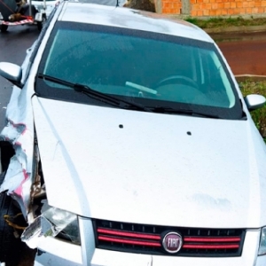 Mulher tenta atravessar via preferencial e acaba colidindo veículo em outro carro