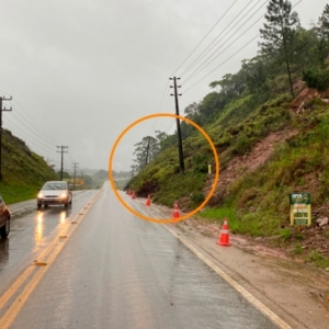 Queda de barreira deixa SC-410 interditada; trabalhos são feitos no local