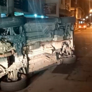 Carro tomba em via pública após colisão com outros dois veículos 