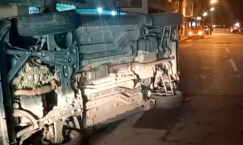Carro tomba em via pública após colisão com outros dois veículos 