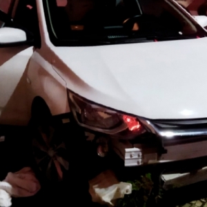 Casal embriagado bate carro e tenta agredir policiais após dispensar guincho