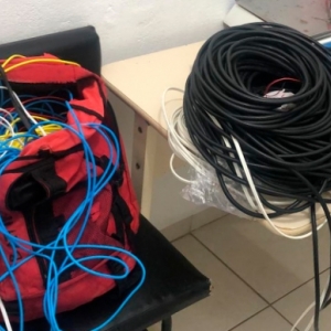 Mulher suspeita de vários crimes é flagrada com três mochilas de material furtado