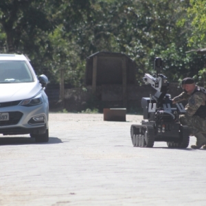 Assaltantes de banco em Porto Belo abandonam carro com suposta bomba