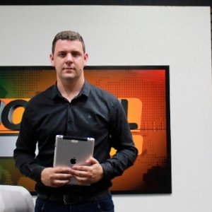 Entrevistas ao vivo sobre volta dos esportes e assalto a banco; assisto o Jornal Vip