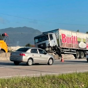 Caminhões colidem na BR-101 e rodovia fica com trânsito paralisado 