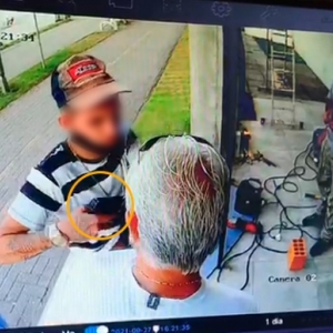 Câmeras flagram criminosos colocando arma contra vítima durante assalto