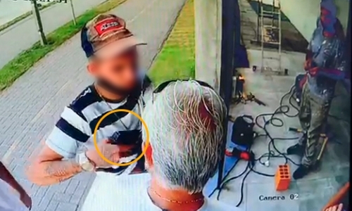 Câmeras flagram criminosos colocando arma contra vítima durante assalto