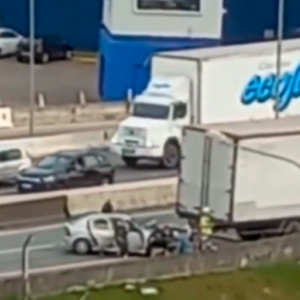 Engavetamento entre dois carros e uma carreta é registrado na BR-101