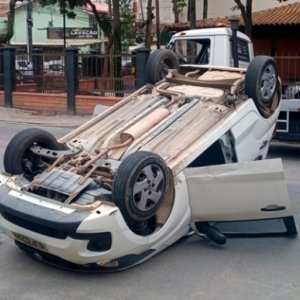 Colisão entre dois carros termina com capotamento e motorista ferida