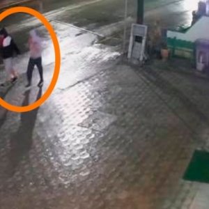 VÍDEO: Dois homens são flagrados furtando bateria de máquina em loja 