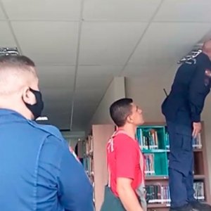 Fumaça é vista saindo do teto de biblioteca e bombeiros isolam local