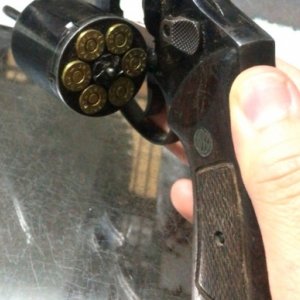 Proprietário de estabelecimento comercial é preso após ostentar arma