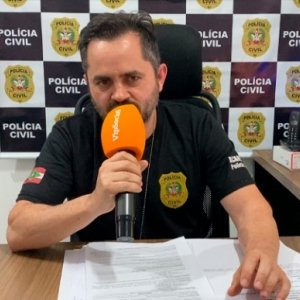 Delegado ouve depoimento de jovem que matou o pai e suspeita de latrocínio 