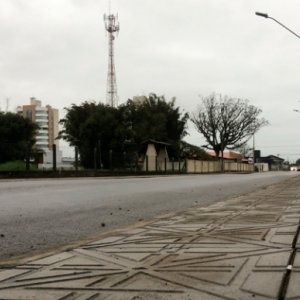 Semana começa com céu nublado, chances de chuva, trovoadas e ventos fortes
