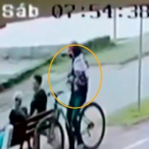 Câmeras de segurança flagram assalto à mão armada no início da manhã