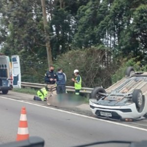 Idoso fica ferido após colidir contra barreira e capotar veículo na BR-101
