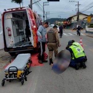 Motociclista é atingido por carro em avenida e condutor foge sem prestar socorro