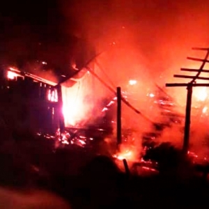 Rancho de pesca é atingido por incêndio e fica completamente destruído 