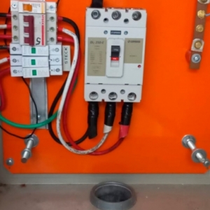 Criminosos arrombam porta e furtam cabos de energia em estádio de futebol